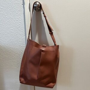 Everlane The Italian Leather Studio Bag in Cognac Timeless Classic Minimalist